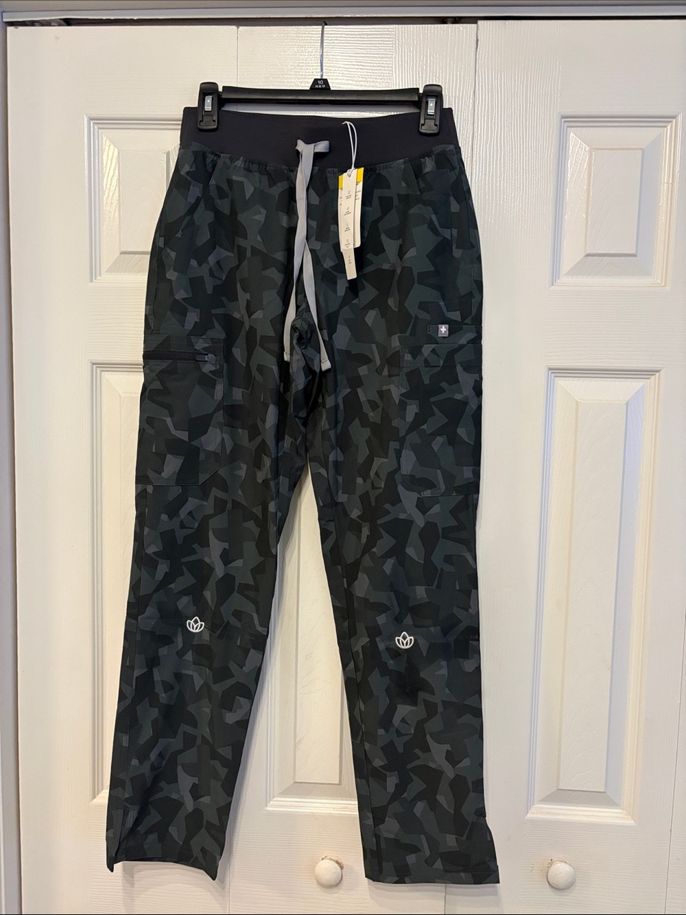Figs Women’s Black & Charcoal Camo Scrub Pants 678